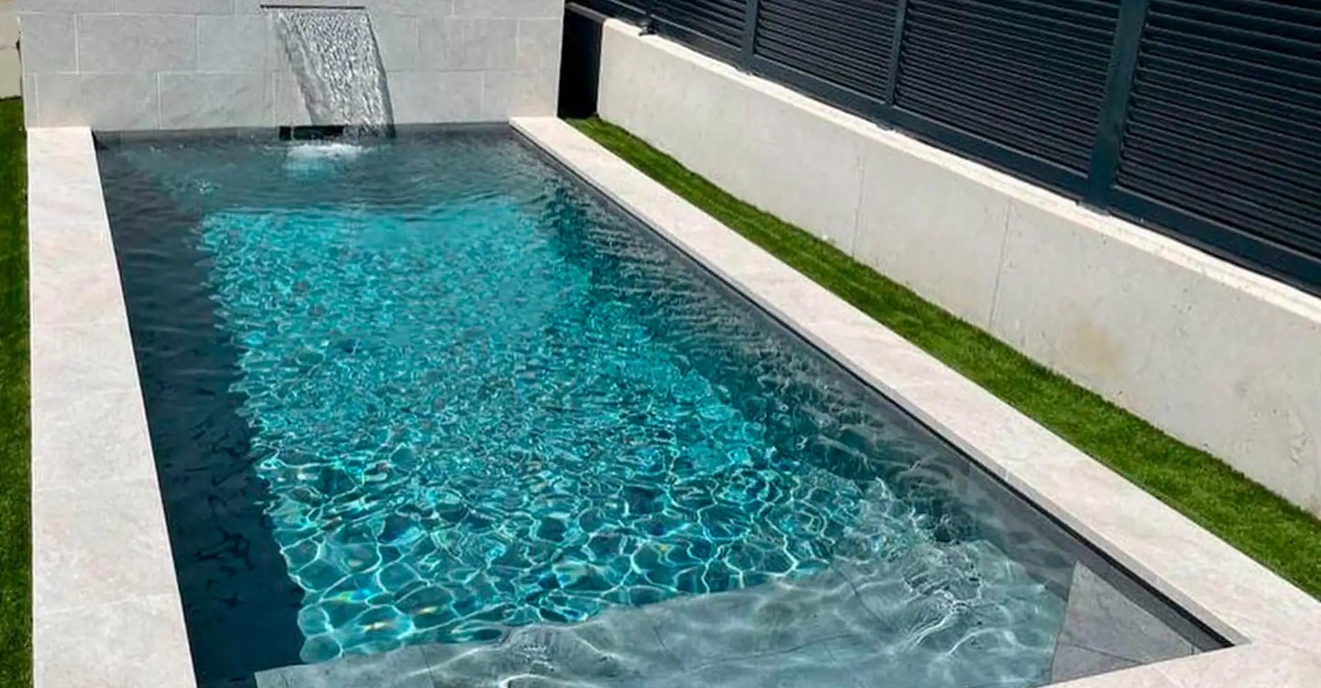 piscina con porcelanico gris
